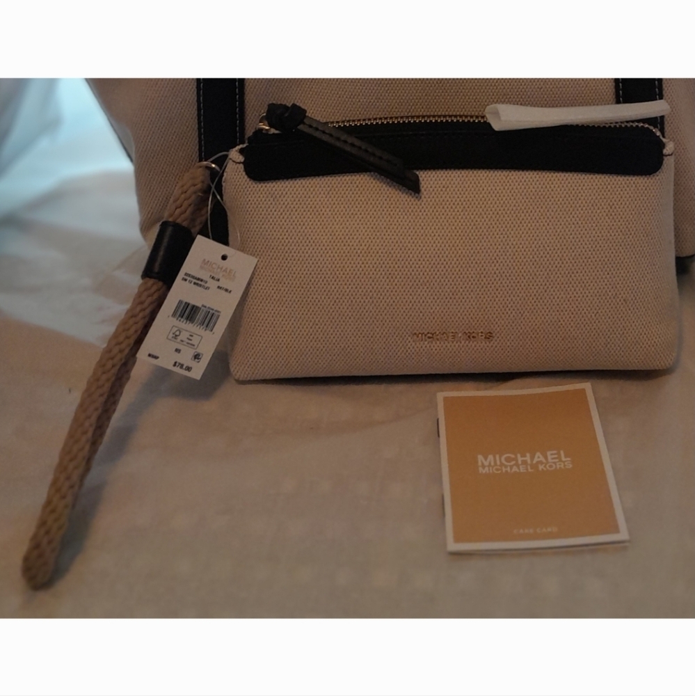 New Michael Kors Cotton Wristlet 8"by4"by 2" (Firm) NWT 🌸